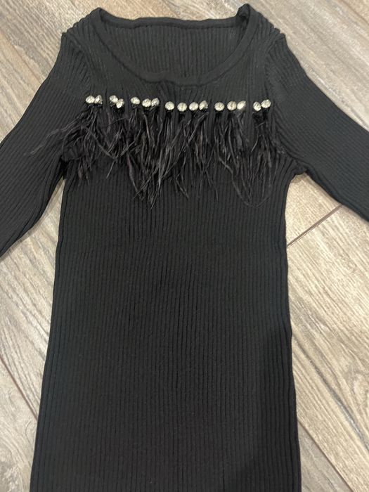 Черен костюм с камъни и пера