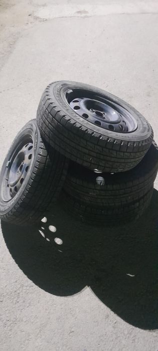 Шины зимние в отличном состояний с дисками