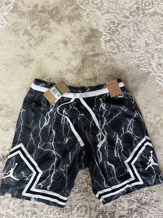 Pantaloni scurti jordan L si XL