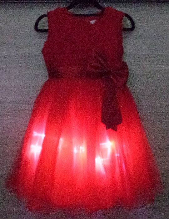 Детска светеща рокля червена,бяла розова, св.синя. ново.
