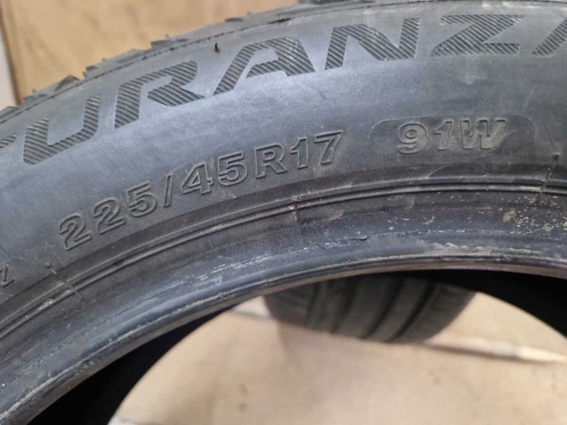 2 Bridgestone R17 225/45
летни гуми
DOT4017