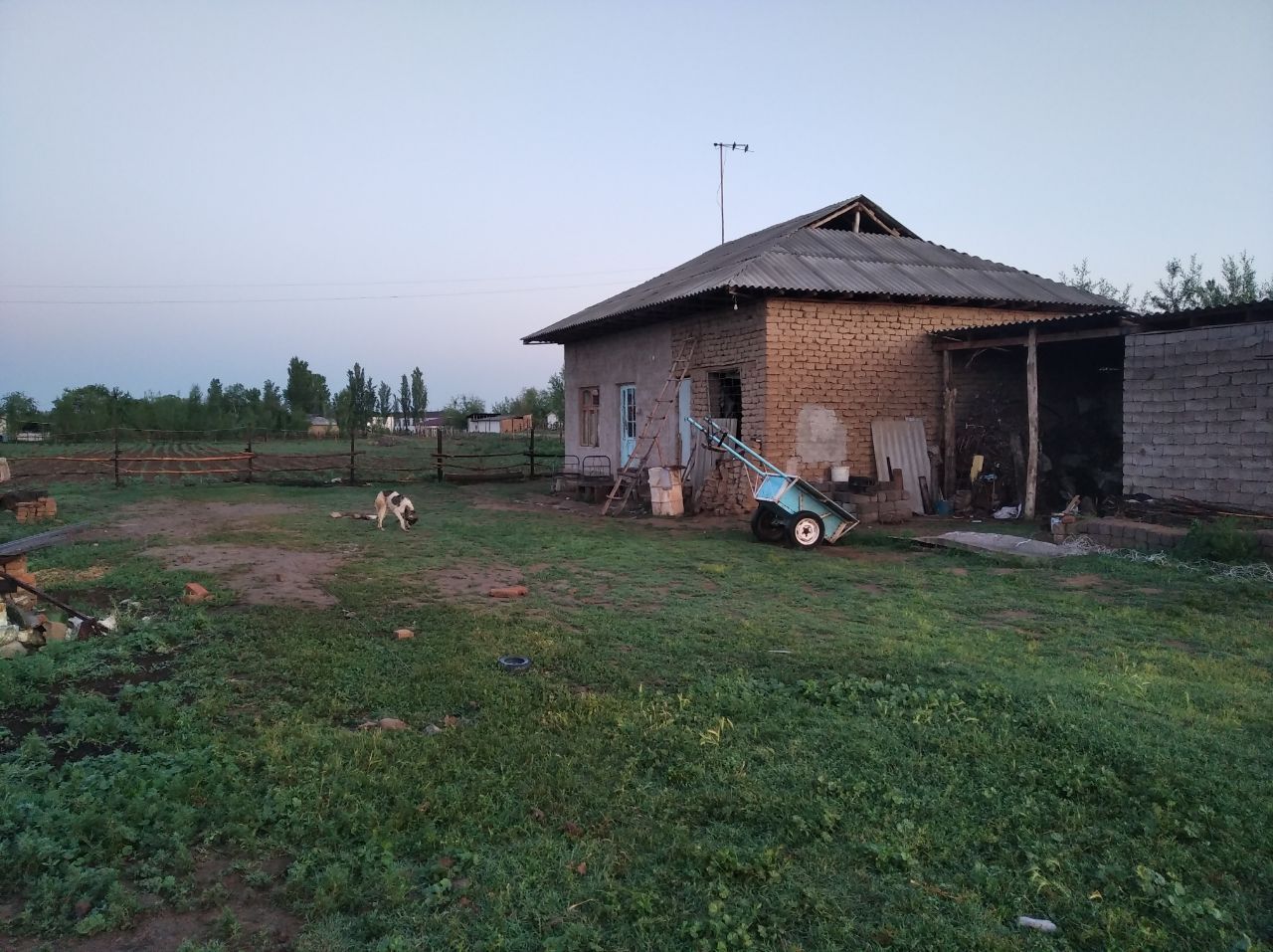 Ховли уй сотилади