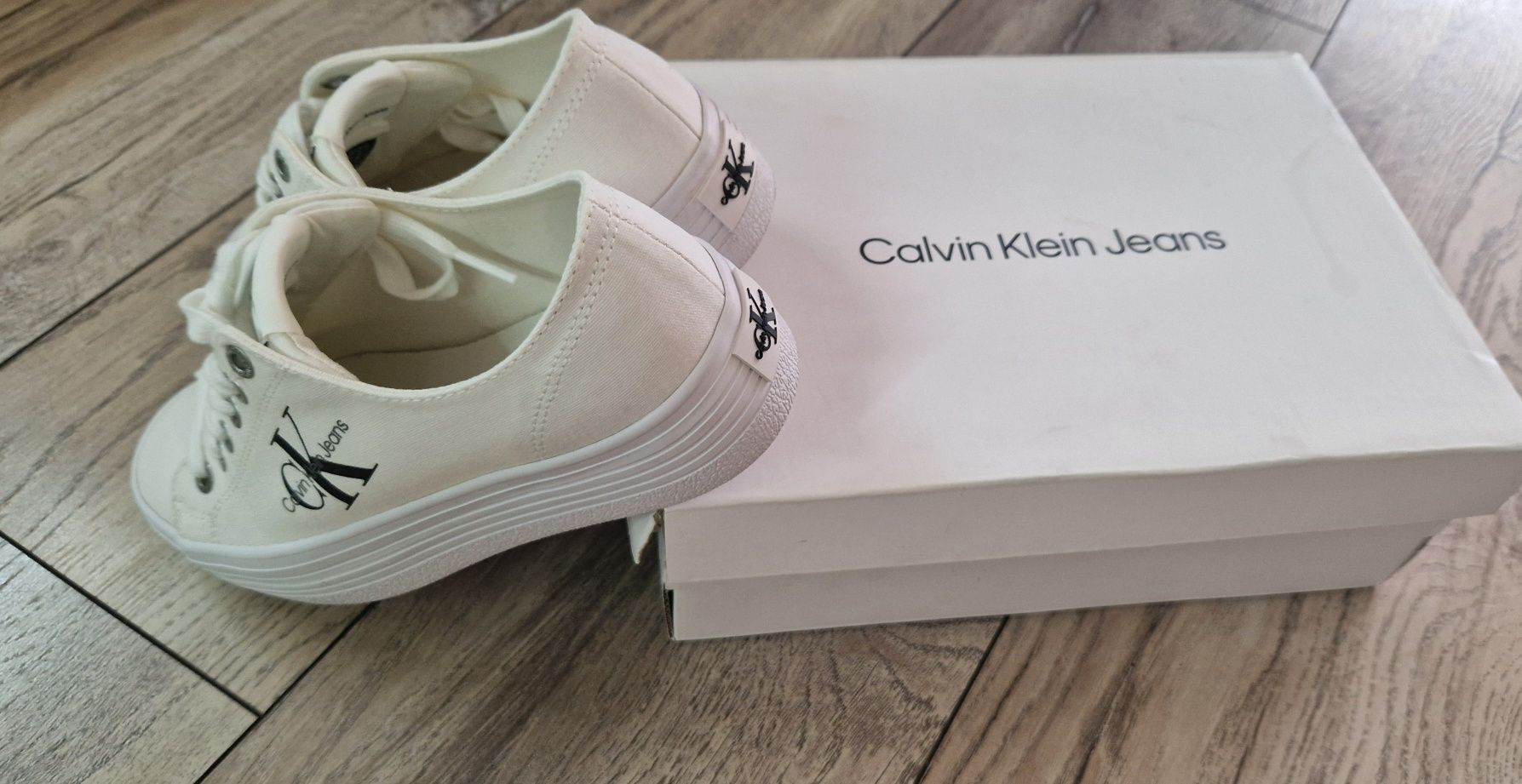 Бели дамски кецове Calvin Klein, 37 номер