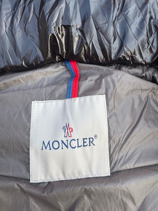 Vând geaca m.o.n.c.l.e.r Originala , NFC , Urgent , Cadoul Perfect