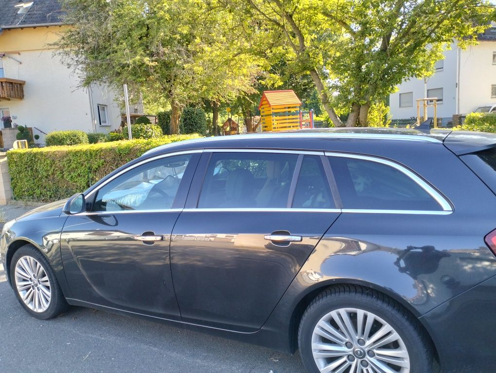 Vând Opel insigna