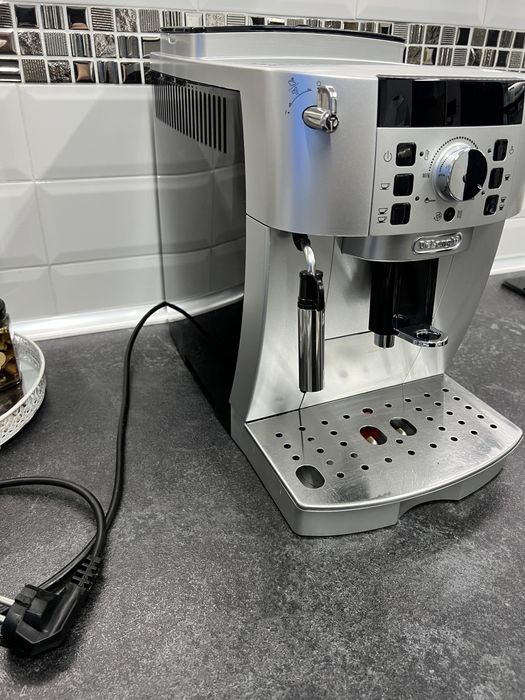 Expressor  Cafea automat cu cafea boabe si macinata