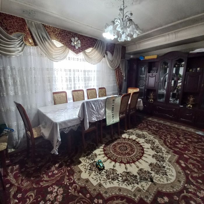 Уй, ховли сотилади, яхши махалла, яхши локация.