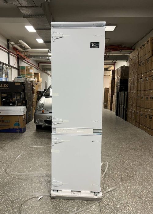 встраиваемый холодильник / O'rnatiladigan holodilnik. Boshqa turdagila