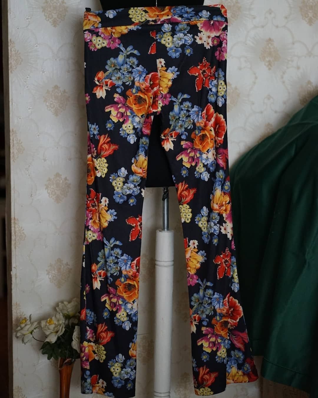 Pantaloni evazati cu flori Noi ( stil Zara, shein )