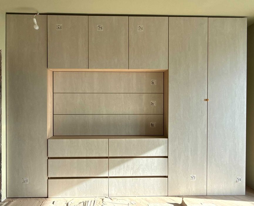 Гардероб-скрин с чекмеджета