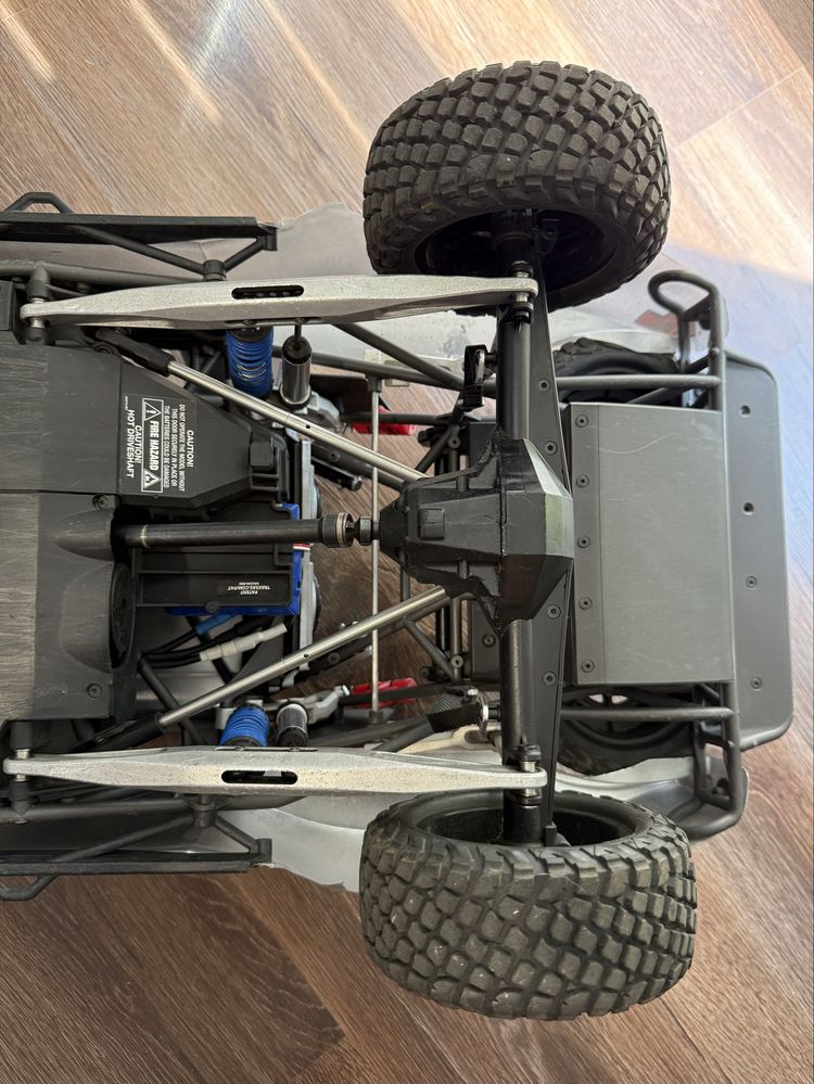 Traxxas UDR automodel 1/7 cu multe upgrade-uri și 4 acumulatori !!!