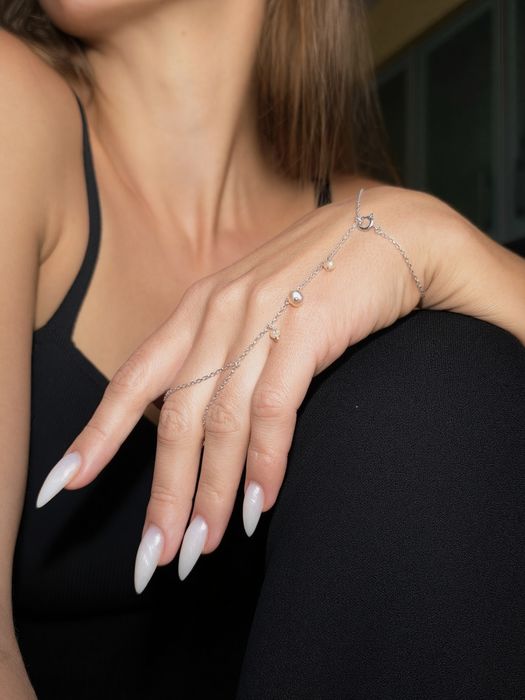 Гривна от сребърна верижка и естествени перли