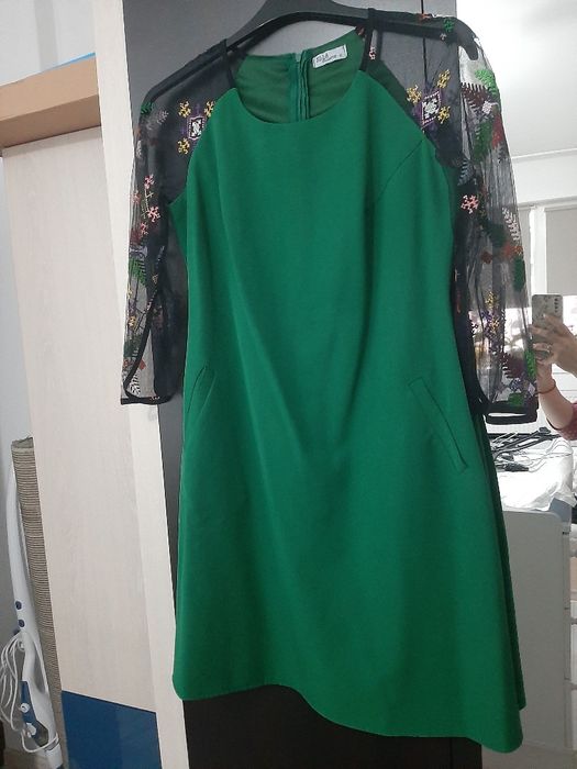 Vând rochie, mărime 42, model deosebit