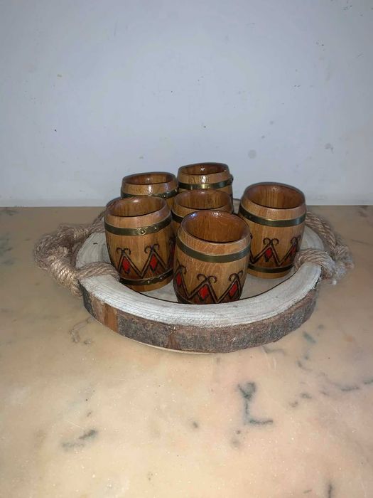 Platou cu sase pahare din lemn sculptat gravat manual