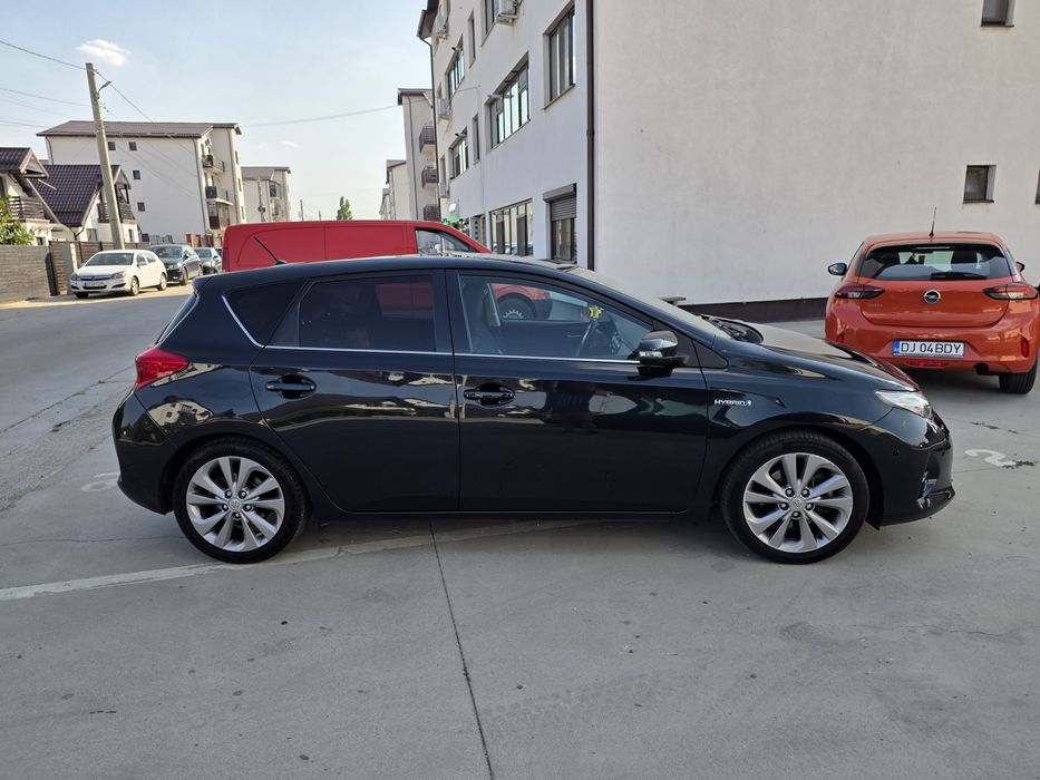 Toyota Auris hybrid sau schimb(doar cu lexus is300h)