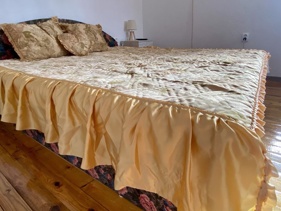 Винтидж бежово покривало за легло с воали и 3 декоративни възглавнички