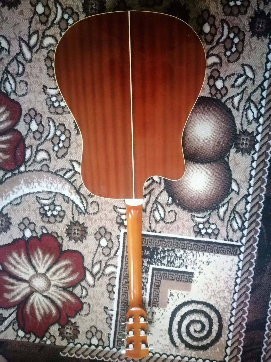 Gitara sotiladi 130$