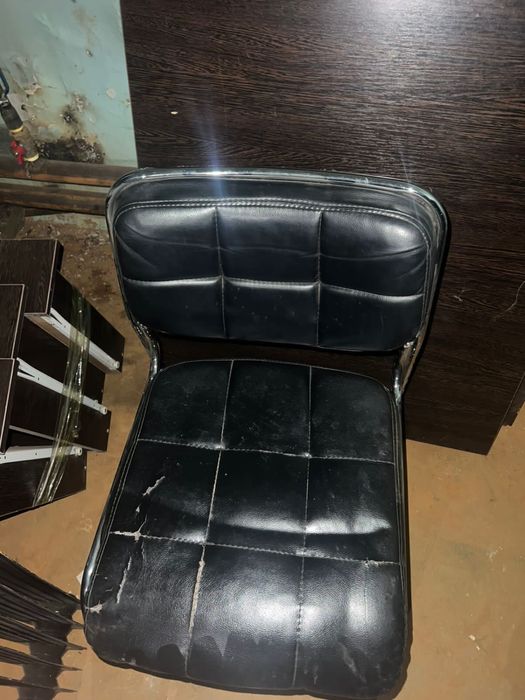 стулья для офиса черные