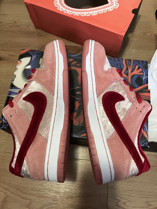 Nike dunk low strange love