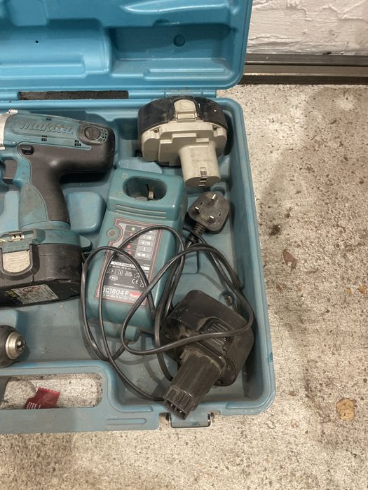 Makita перфоратор винтоверт и батериии +зарядно