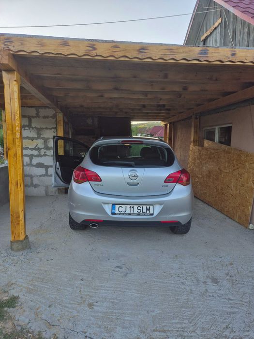 De vinzare opel astra j an 2010