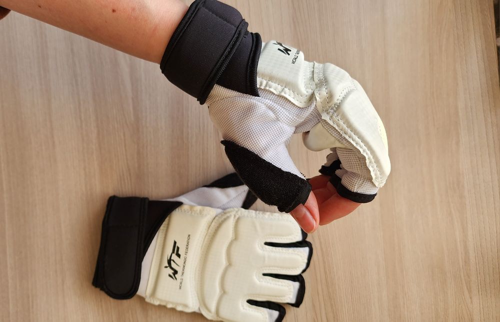 Спортивные перчатки для карате,тхэквандо ,мма.