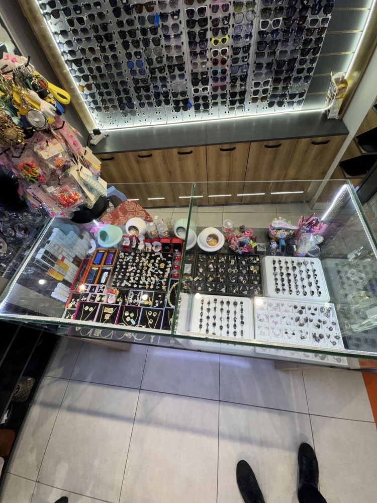 Ochki,Kepka,Bijuteriya aksesuar bolimi tovar va mebelari blan sotiladi