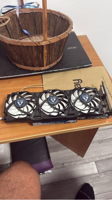 R9 290 cu răcire custom Arctic Accelero III