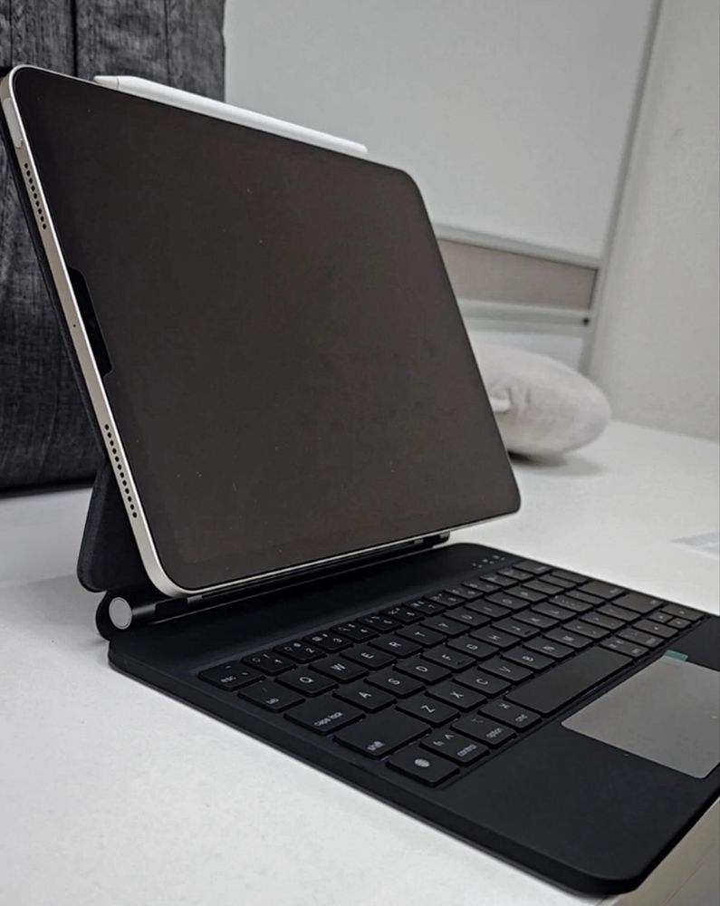 Оригинальный кейс-клавиатура для iPad Pro 13″ M4 (2024), чехол