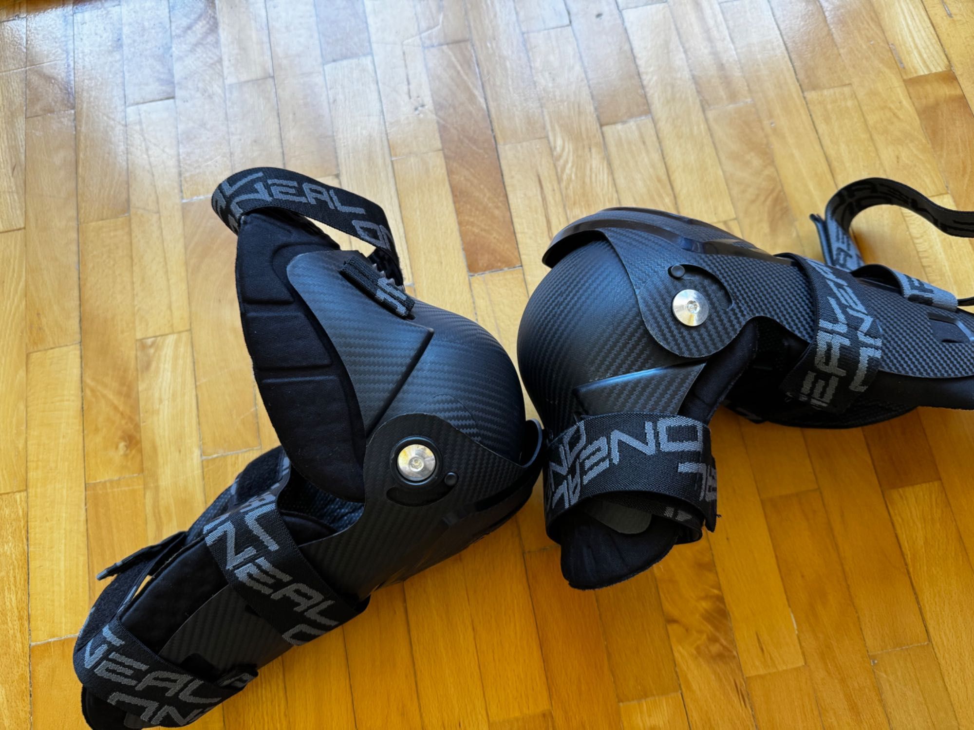 Наколенки O’NEAL PUMPGUN MX Carbon Look с протектор за обувка