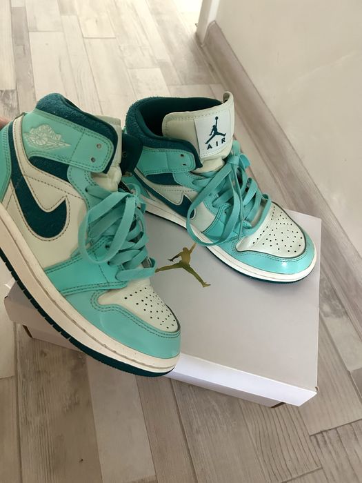 Jordan 1 Mid SE "Bleached Turquoise"