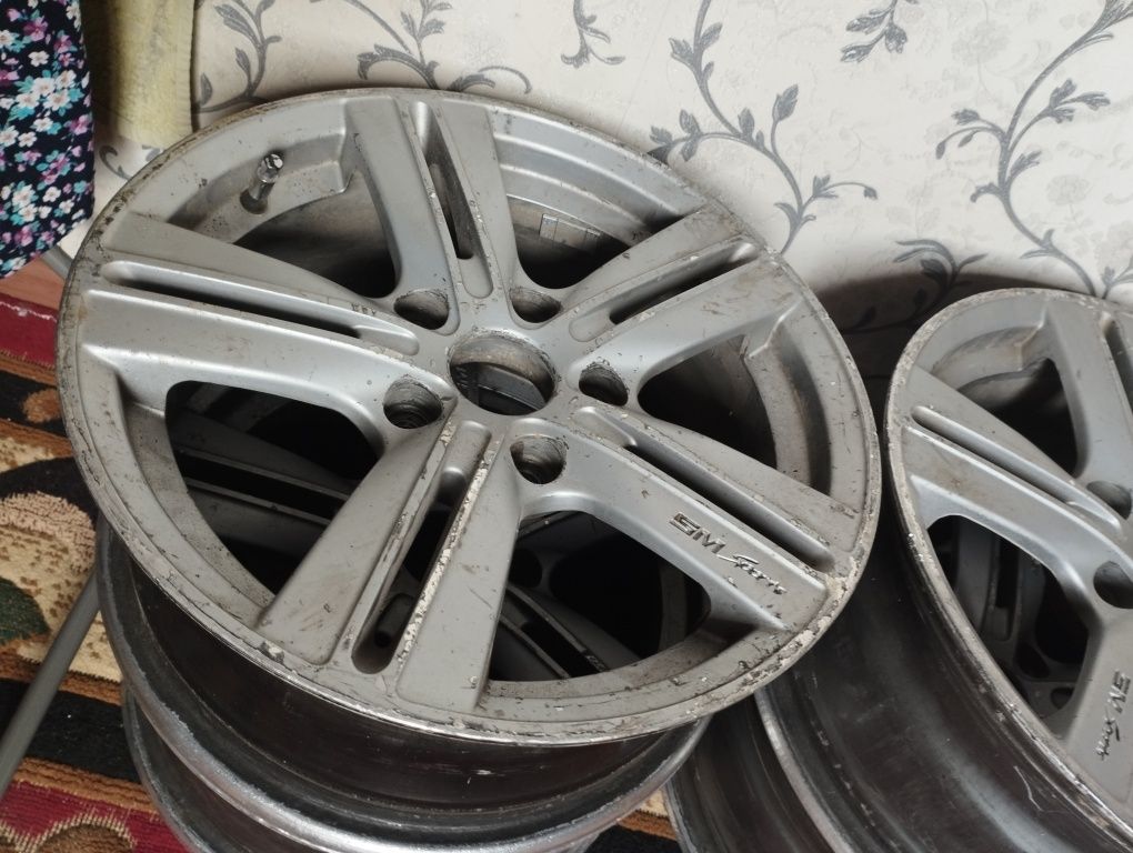 Зимние шины почти новые R15