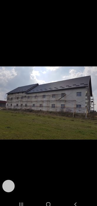 Vând clădire cu teren