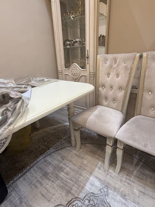 Комплект мебели 12 стульев, 1 стол и два пенала состояние : отличное