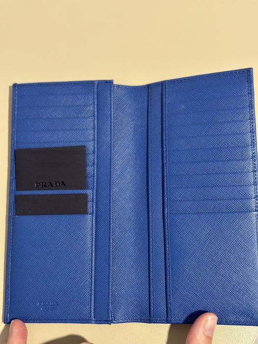 Prada NOU -Saffiano wallet de la 3000 RON la 1300 RON