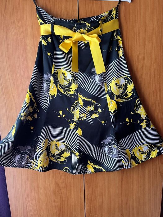 Fustă mătase nouă mărime 38