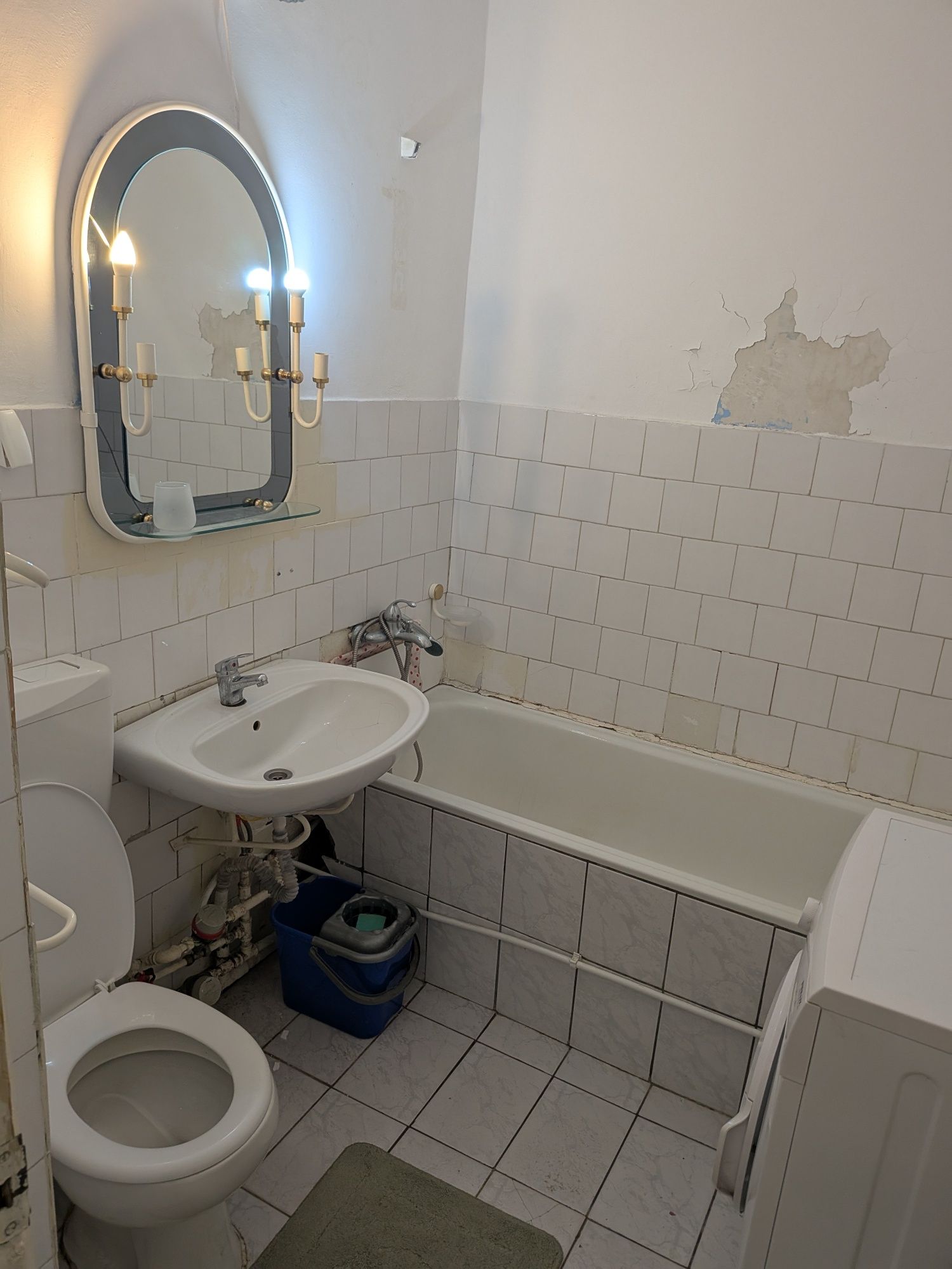 Închiriez apartament cu 2 camere decomandat