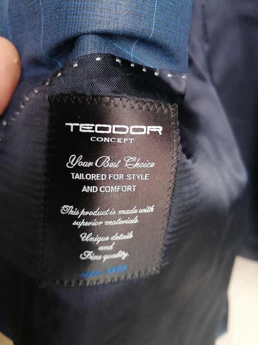 Костюм, риза и вратовръзка.