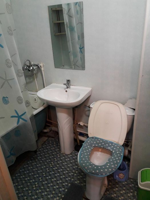 Сдаётся СВОЯ КВАРТИРА 1 комнатная на 2 этаже, напротив базара КАДЫШЕВА