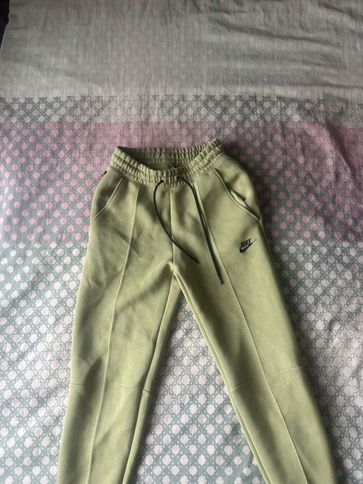 Nike tech  дамска долница размер ХS . Носена веднъж .Отлично състояние