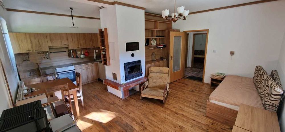 Двуетажна къща в село Извор