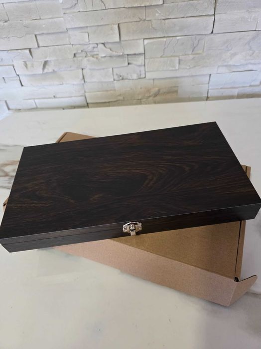 Сет ножове в дървена кутия