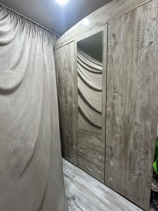 Продам трехдверный шкаф