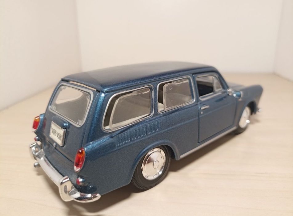 Volkswagen 1600
Scara 1:24
Produs maisto 
Material metal+plastic

Poze