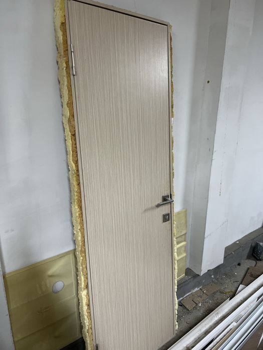 Дверь межкомнотный с ручкой 1+1бесплатно