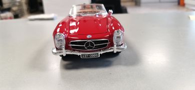 Продавам метален автомобил Mercedes Benz 300sl