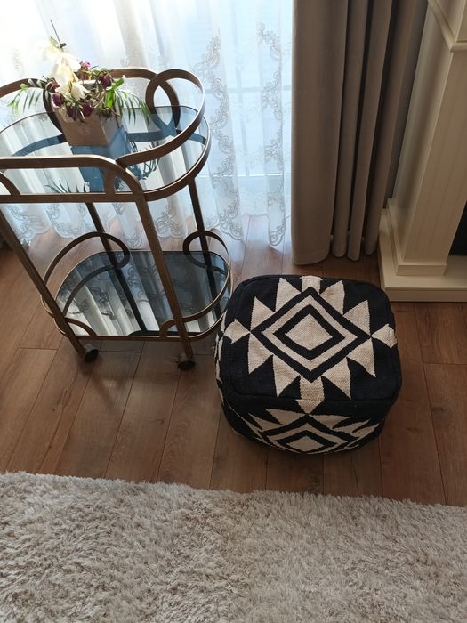 Taburet model geometric, alb negru