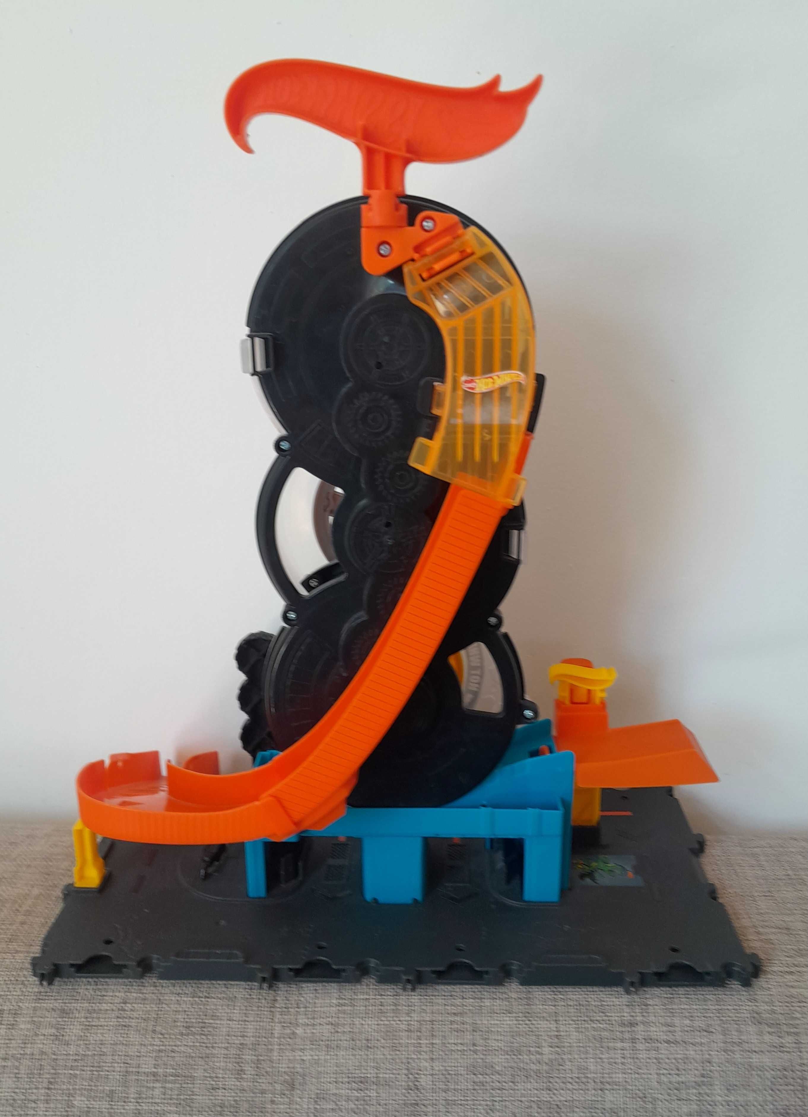 Играчка HOT WHEELS CITY Гумаджийница City Super Twist Tire Shop HDP02