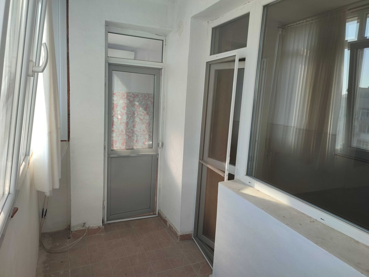 Продава се Тристаен апартамент в Търговище, Център - 90 кв.м за 1020 €/кв.м - Снимка #3