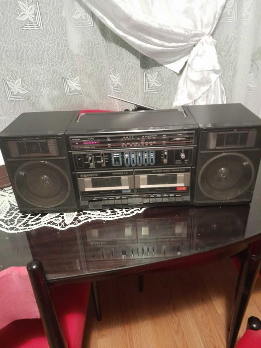 Sanyo radiocasetofon vechi.